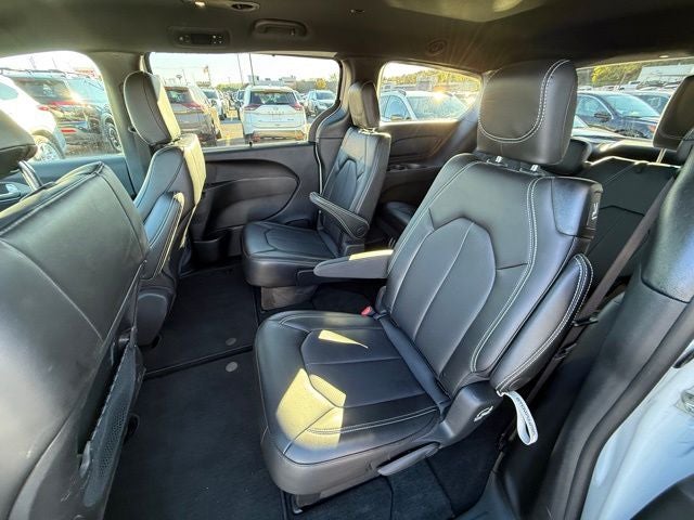 2025 Chrysler Voyager LX