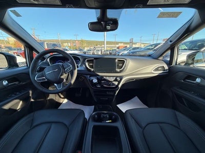 2025 Chrysler Voyager LX