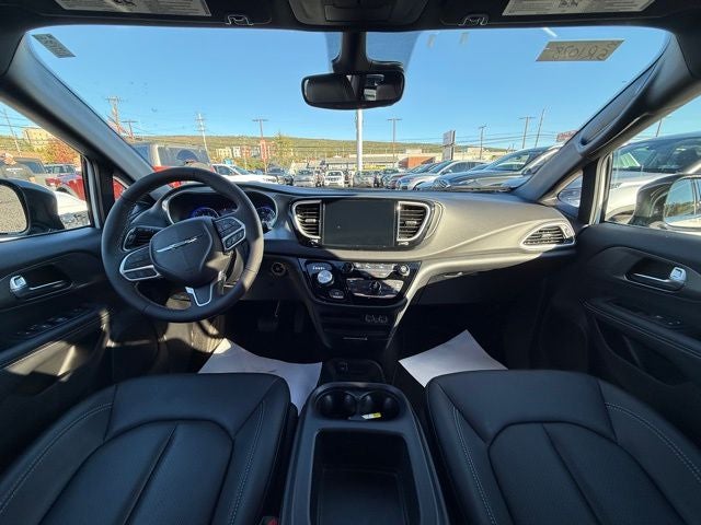 2025 Chrysler Voyager LX