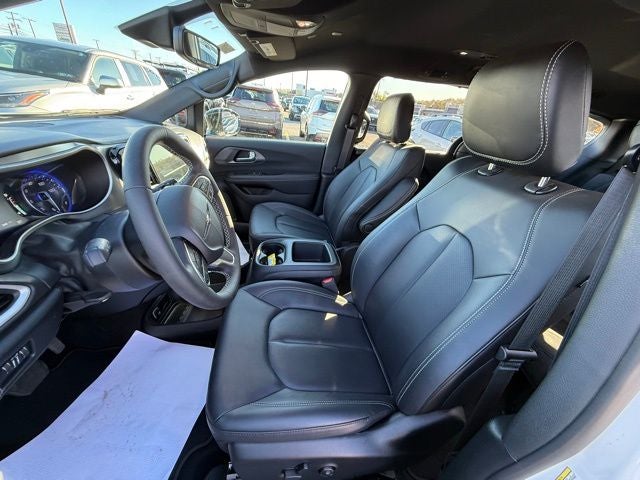 2025 Chrysler Voyager LX