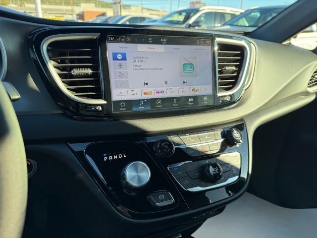 2025 Chrysler Voyager LX