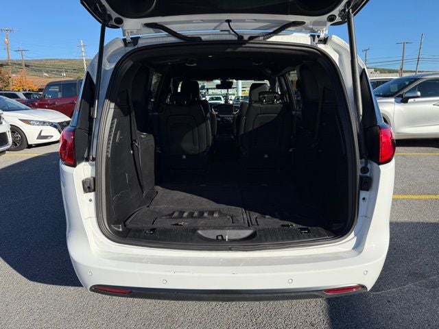 2025 Chrysler Voyager LX