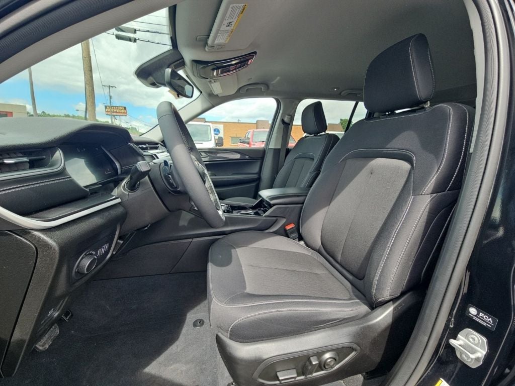 2023 Jeep Grand Cherokee Laredo
