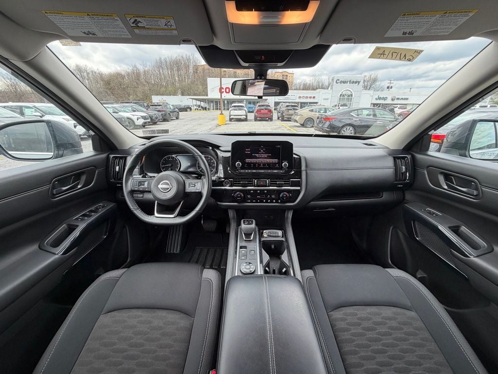 2024 Nissan Pathfinder SV