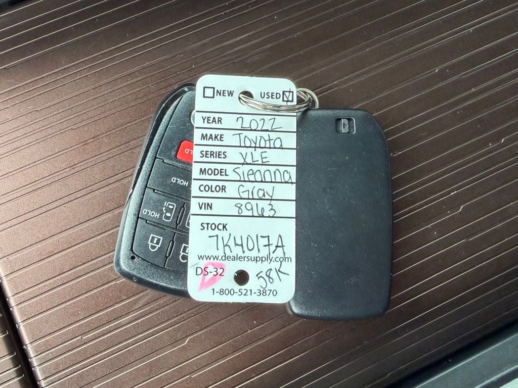 2022 Toyota Sienna XLE 8 Passenger