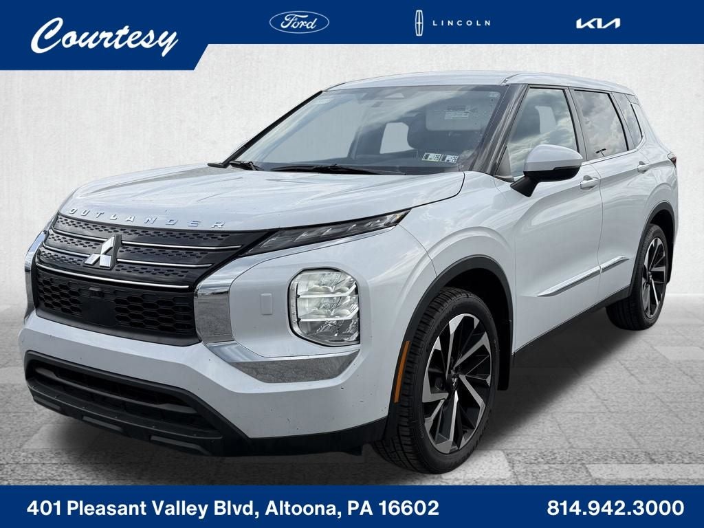 2022 Mitsubishi Outlander ES S-AWC's photo