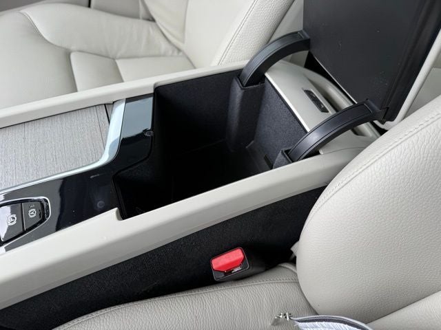 2023 Volvo XC60 B5 Plus Dark Theme