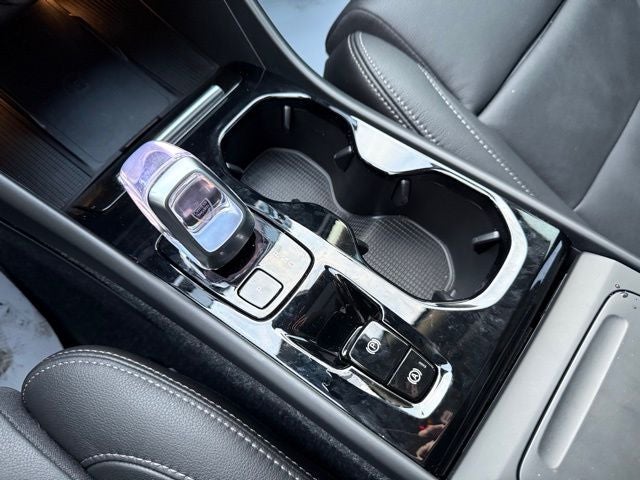 2025 Volvo XC40 B5 Ultra Dark Theme